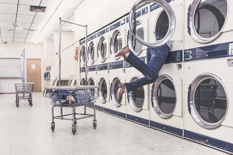 magasin-ST LAURENT DU VAR-min_people-woman-laundry-laundromat-interior-design-art-946996-pxhere.com